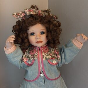 Beautiful vintage 1995 Miss Hollywood Collectible doll!